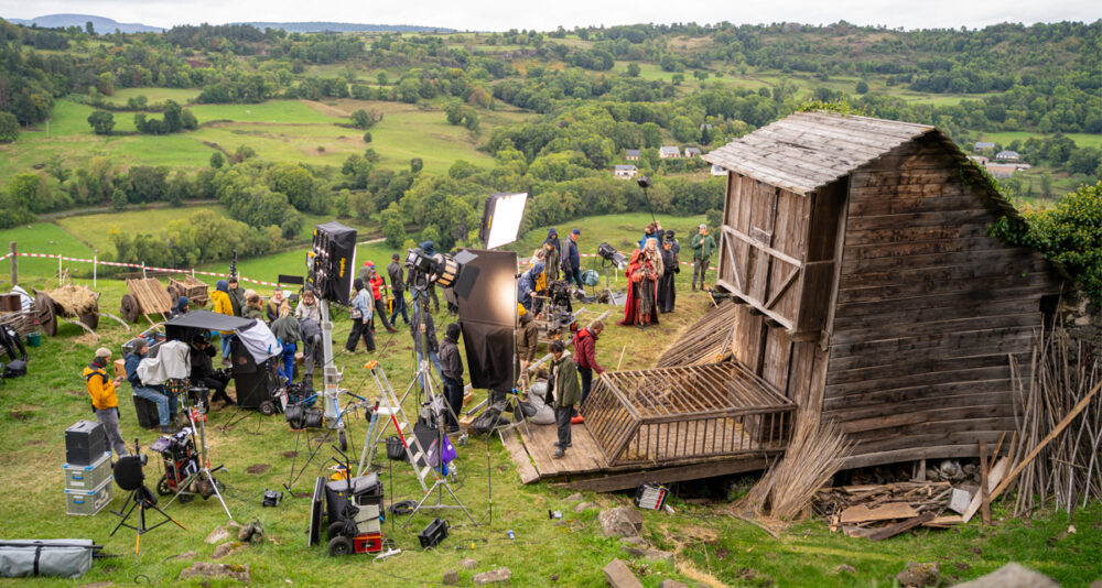 Sur le tournage de KAAMELOTT - DEUXIÈME VOLET au Château de Murol en septembre 2024 — Puy-de-Dôme (63) © Achille de San Nicolas / Regular