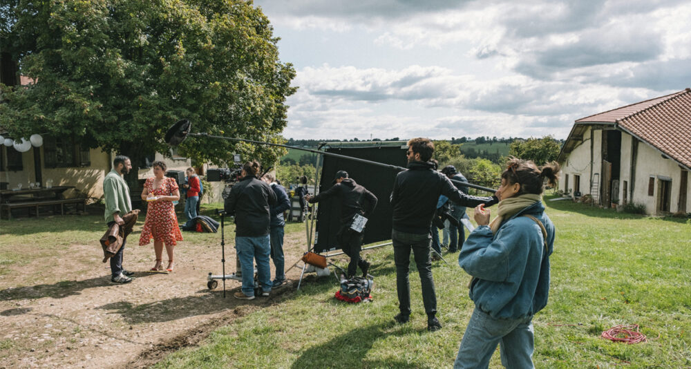 Le comédien Oussama Kheddam et la comédienne Louise Massin sur le tournage de LA PETITE GRAINE à Perreux — Septembre 2024, Loire (42) © Nicolas Bono / Duno Films