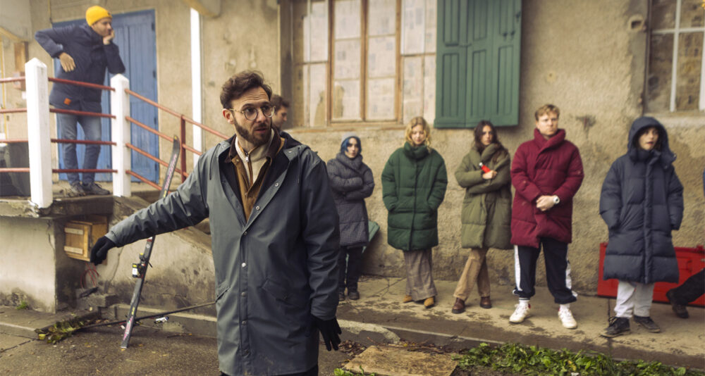 Le réalisateur Franck Brett sur le tournage de PHOENIX à la Colonie du Pré de l'Arc — Laval-en-Belledonne (38) © Les Films du Cygne - Storia Télévision