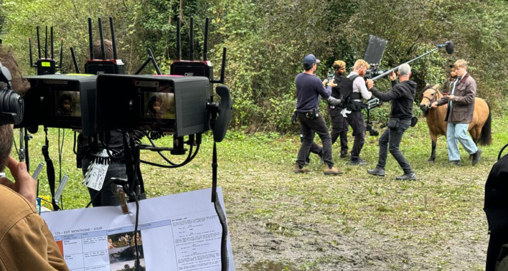 Will Attenborough sur le tournage de PHOENIX — Septembre 2024, La Terrasse (38) © Les Films du Cygne - Storia Télévision -France Télévisions