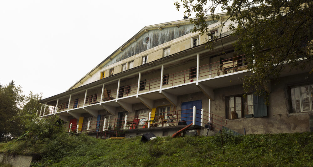 Sur le tournage de PHOENIX à la Colonie du Pré de l'Arc — Laval-en-Belledonne (38) © Nicolas Velter - Storia Television - Les Films du Cygne - France Télévisions