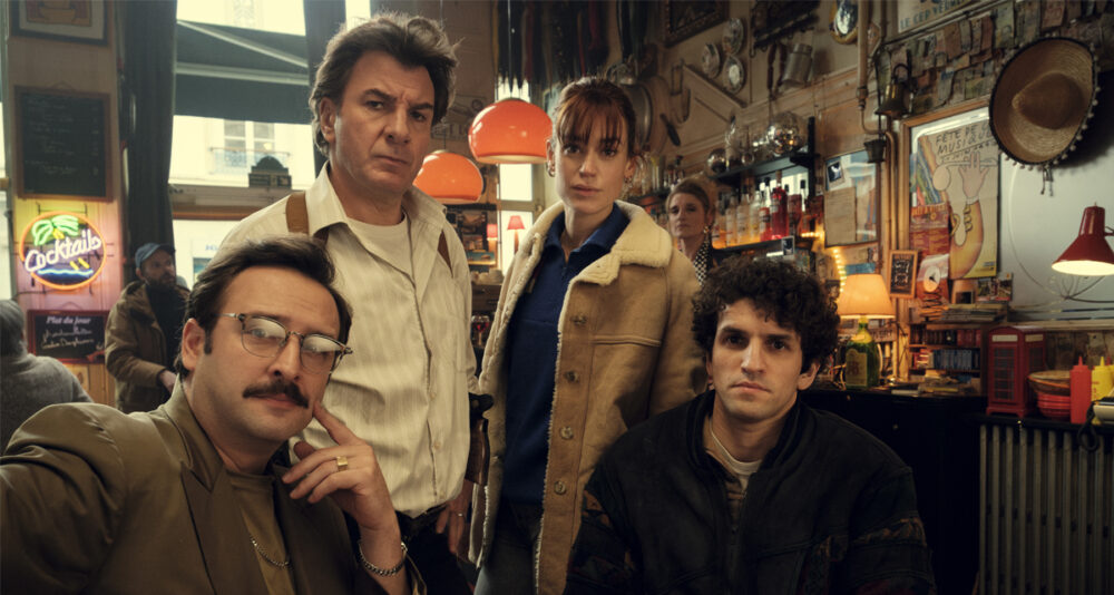 Julien Pestel, Michaël Youn, Constance Gay, Malek Lamraoui et Olivia Côte dans FLASHBACK Saison 2 © Nicolas Robin / Itinéraire Productions - TF1